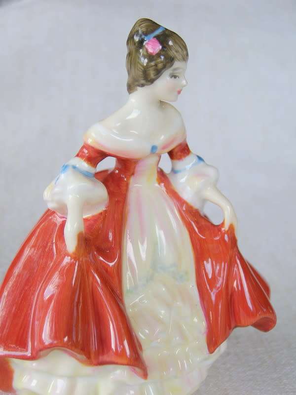 ROYAL DOULTON SMALL FIGURINE - Southern Belle HN3174