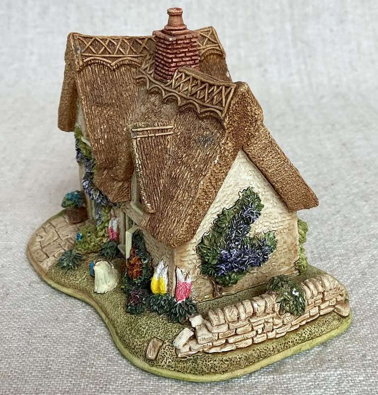 LILLIPUT LANE HOUSE: LITTLE LUPINS