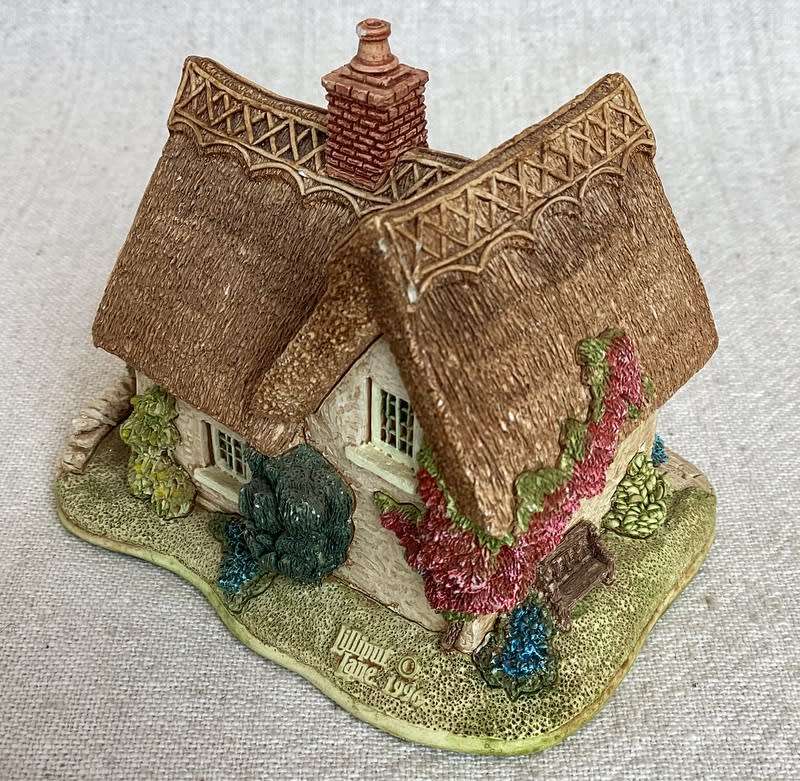 LILLIPUT LANE HOUSE: LITTLE LUPINS
