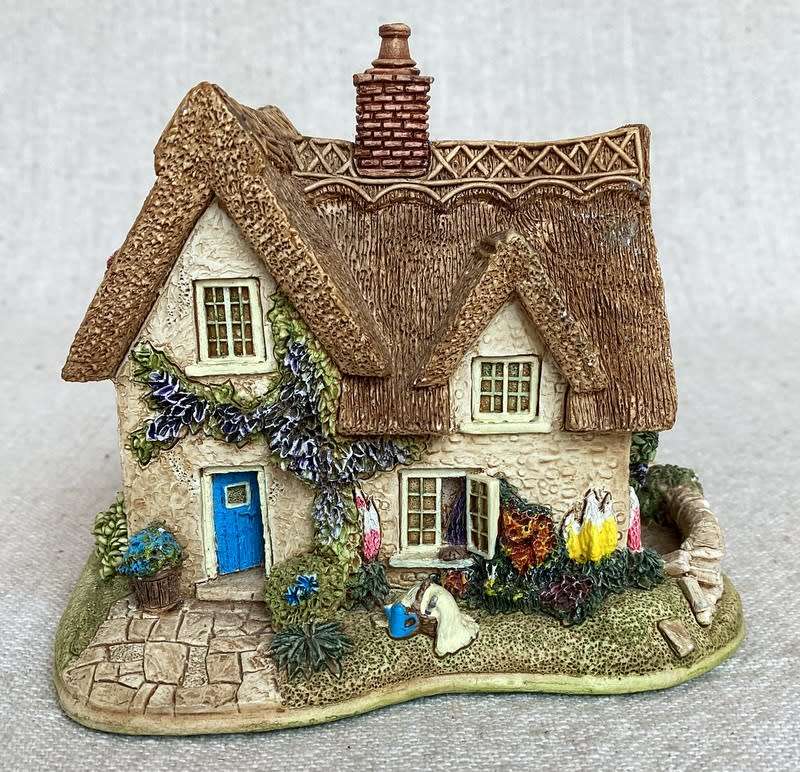 LILLIPUT LANE HOUSE: LITTLE LUPINS