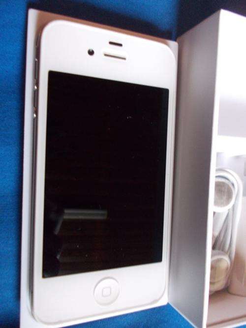 Apple Iphone 4 16gb stunning condition, as new! with all accessories, original packaging!