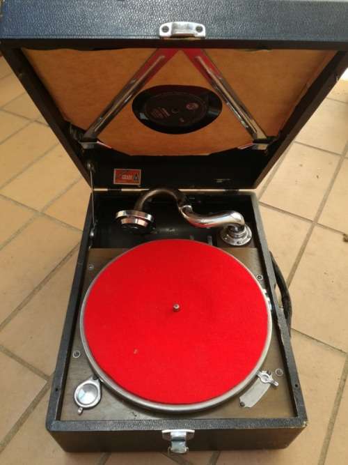Portable phonograph/gramophone in carry case