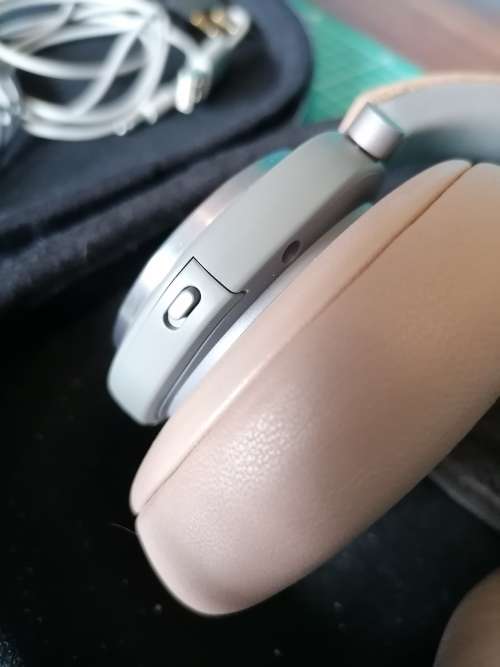 Bang & Olufsen Beoplay H9 1st gen Active Noise Cancelling Headphones