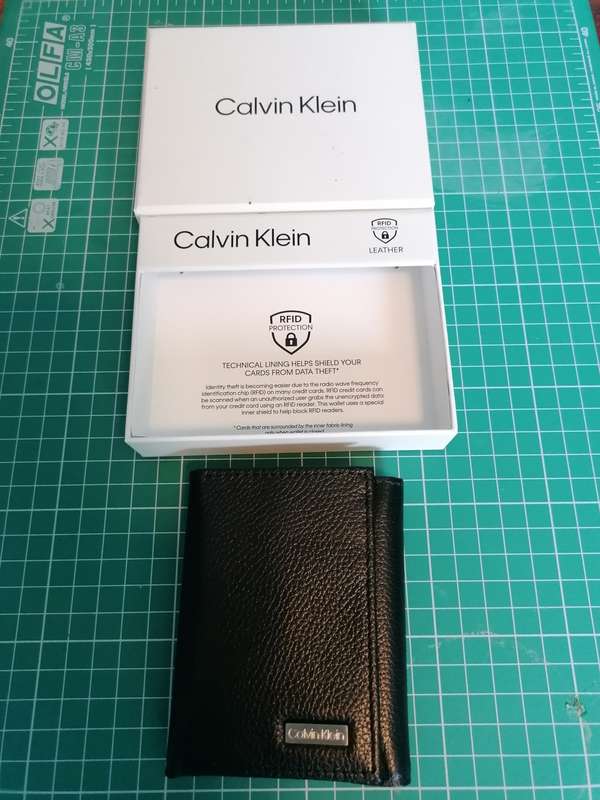 Calvin Klein Men`s Genuine Leather Tri-fold Wallet