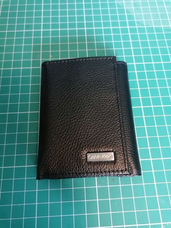 Calvin Klein Men`s Genuine Leather Tri-fold Wallet