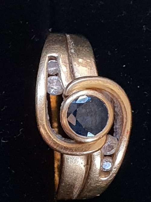 18ct yellow gold ring with blue sapphire centre stone