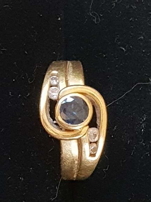 18ct yellow gold ring with blue sapphire centre stone