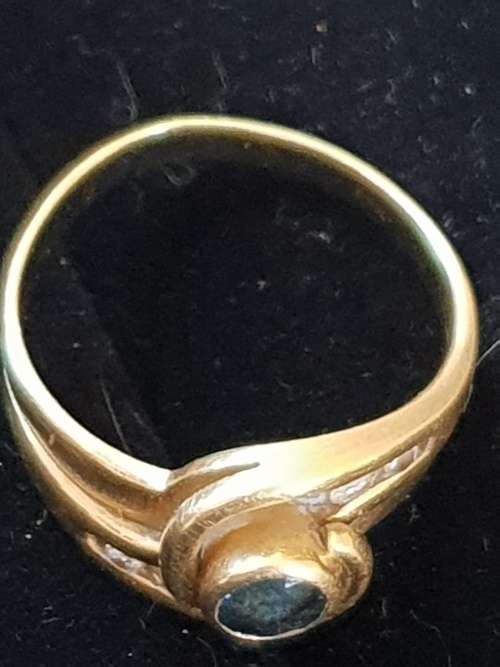18ct yellow gold ring with blue sapphire centre stone