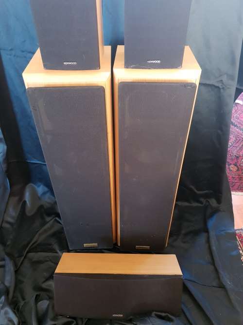set of 5 Kenwood home theatre speakers 2 tallboys,2 short and centre
