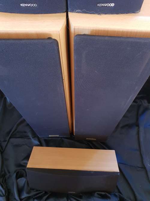 set of 5 Kenwood home theatre speakers 2 tallboys,2 short and centre