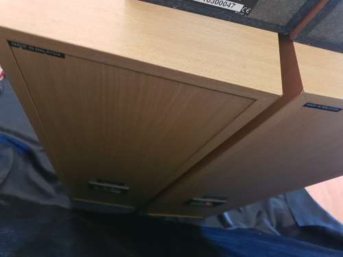 set of 5 Kenwood home theatre speakers 2 tallboys,2 short and centre