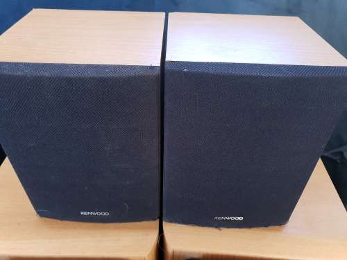 set of 5 Kenwood home theatre speakers 2 tallboys,2 short and centre