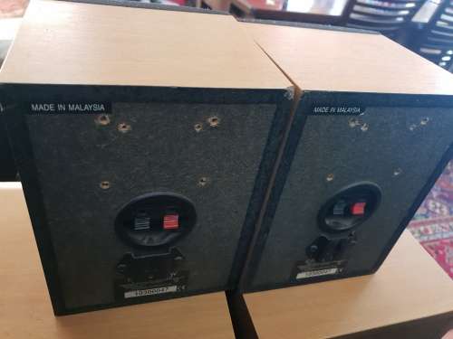 set of 5 Kenwood home theatre speakers 2 tallboys,2 short and centre