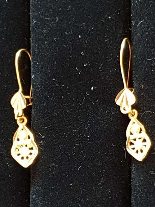 18ct yellow gold dangle earrings drop and dangle