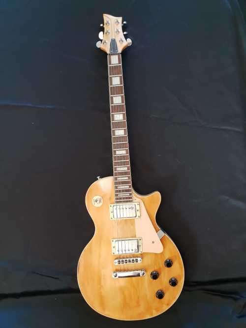 Good working condition Natural wood electric guitar with hard case