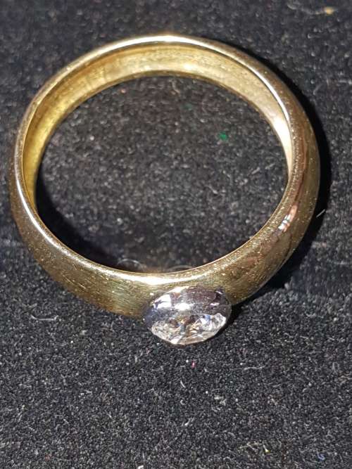 18ct yelllow & white gold ring with genuine .39 carat natural diamond