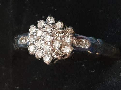 OOH so Stunning! 9ct yellow gold and 23x genuine diamond ring