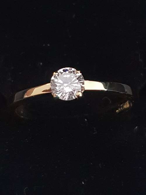 OOH SO SO Cute!! Genuine 18ct gold andSolitaire Diamond Ring