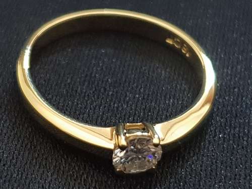 OOH SO SO Cute!! Genuine 18ct gold andSolitaire Diamond Ring