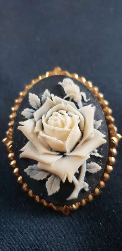 Fashion jewellery black cameo brooch