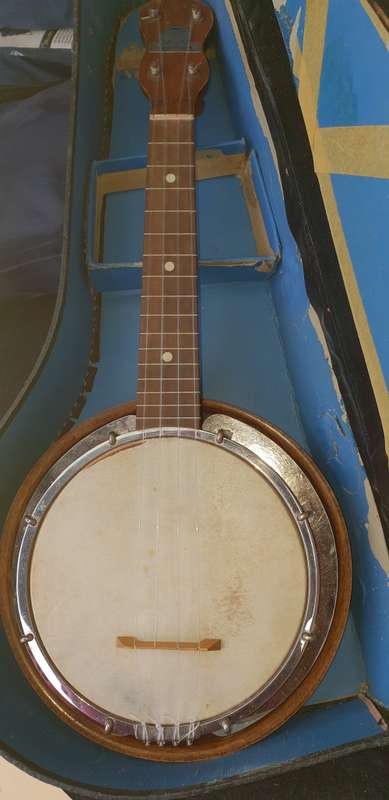 George Fornby banjo ukulele with case