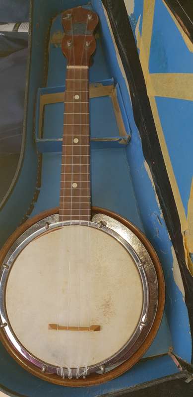 George Fornby banjo ukulele with case