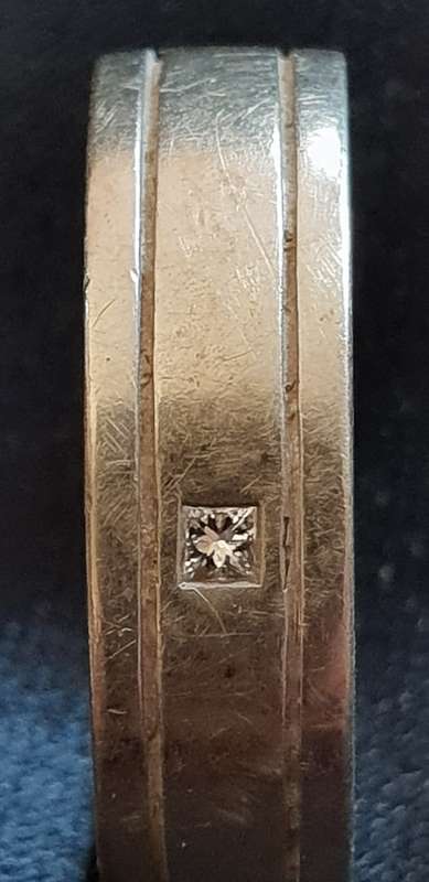 Genuine 9ct white gold gents ring with a genuine natural princess cut diamond solitaire