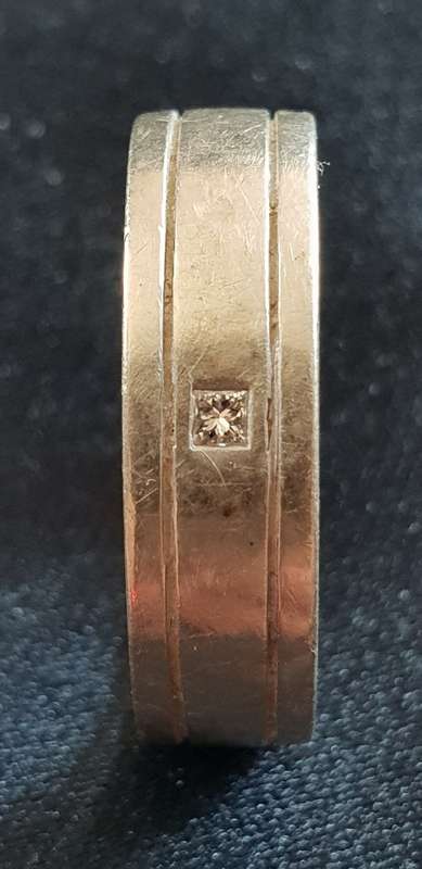 Genuine 9ct white gold gents ring with a genuine natural princess cut diamond solitaire