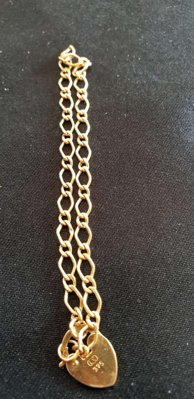 Solid 9ct gold bracelet with heart locket
