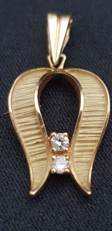 Stunning 14ct solid genuine gold pendant with 2x natural diamonds