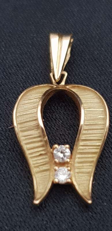 Stunning 14ct solid genuine gold pendant with 2x natural diamonds