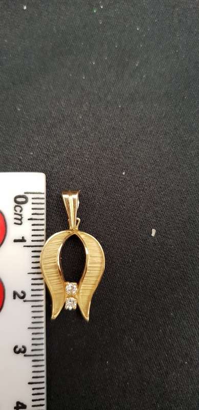 Stunning 14ct solid genuine gold pendant with 2x natural diamonds
