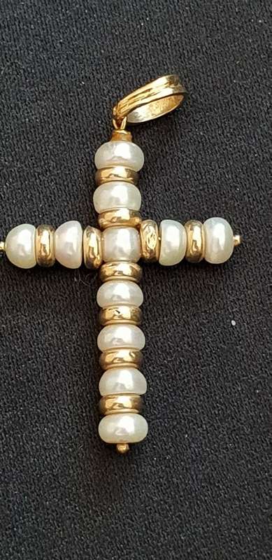 STUNNING 18ct gold and faux pearl cross