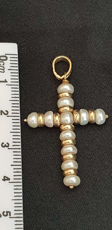 STUNNING 18ct gold and faux pearl cross