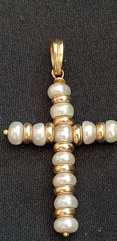 STUNNING 18ct gold and faux pearl cross