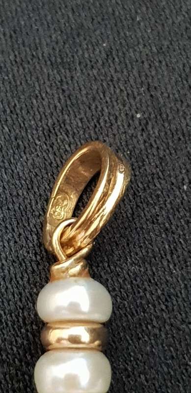 STUNNING 18ct gold and faux pearl cross