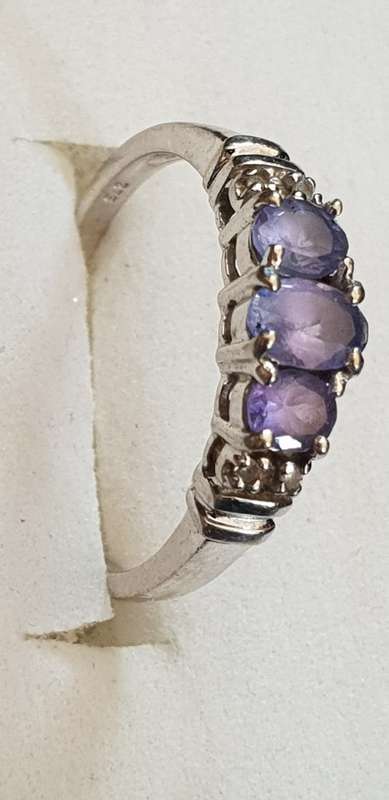 9ct white gold & Tanzanite ring- 0.74 carats