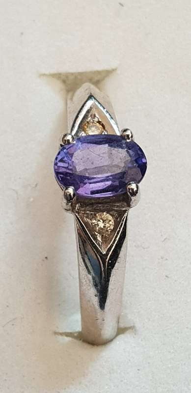 18ct White gold with large approx .75 carat Tanzanite solitaire ring with 2 diamonds each side