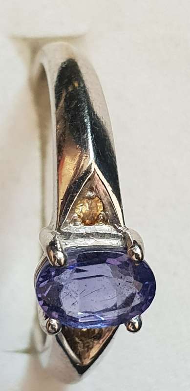 18ct White gold with large approx .75 carat Tanzanite solitaire ring with 2 diamonds each side