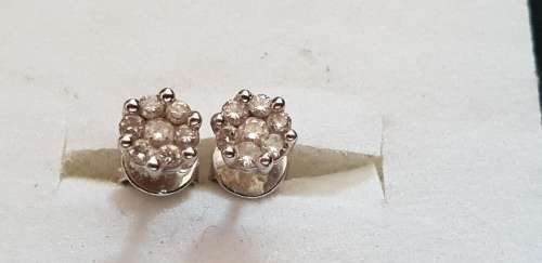 18ct white gold with 7x natural diamonds in each earring stud set