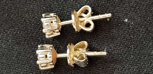 18ct white gold with 7x natural diamonds in each earring stud set