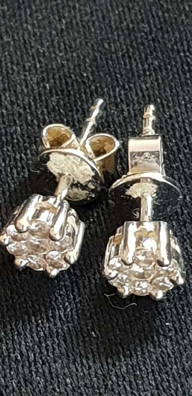 18ct white gold with 7x natural diamonds in each earring stud set