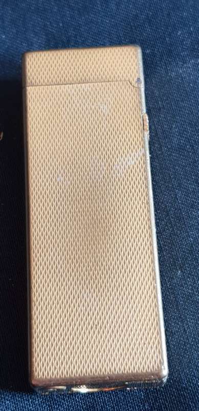 Dunhill Rollagas Gold plated Barley pattern lighter with malachite inset in the lid