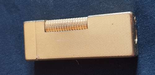 Dunhill Rollagas Gold plated Barley pattern lighter with malachite inset in the lid