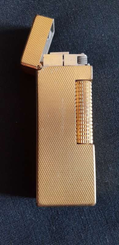 Dunhill Rollagas Gold plated Barley pattern lighter with malachite inset in the lid