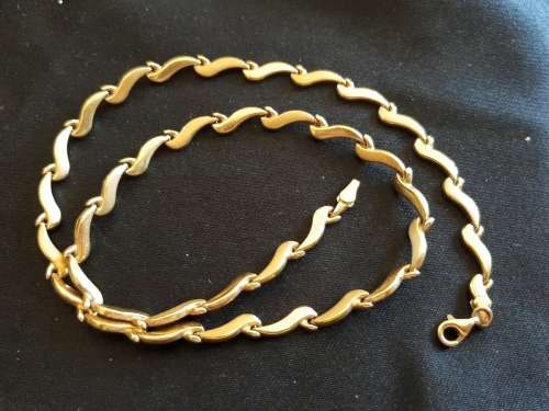 Stunning 9ct gold necklace with fancy design