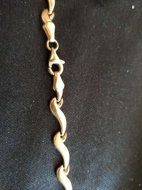 Stunning 9ct gold necklace with fancy design