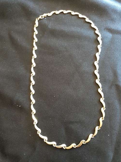 Stunning 9ct gold necklace with fancy design