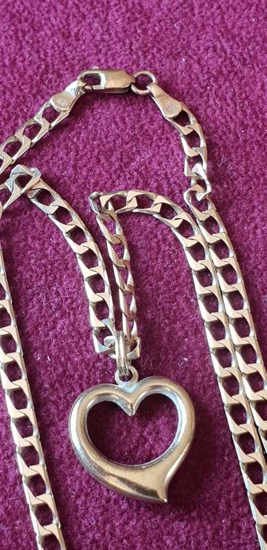 9ct solid yellow gold necklace with heart pendant
