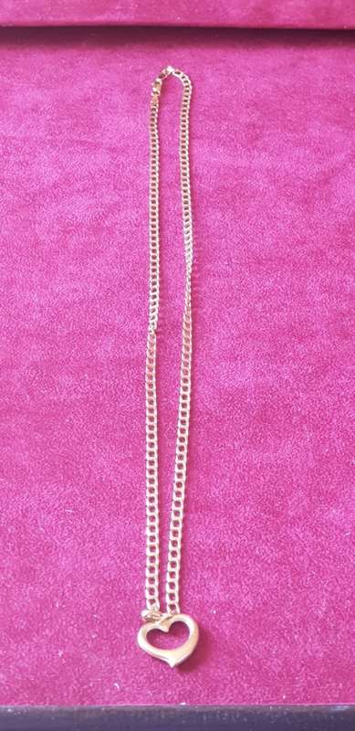 9ct solid yellow gold necklace with heart pendant
